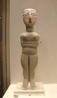 B. Cast of the marble figurine no. 252 with a hypothetical reconstruction of its polychrome decoration. Museum of Cycladic Art.