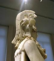 129. Άγαλμα Αθηνάς. Μάρμαρο πεντελικό. Βρέθηκε στην Αθήνα, κοντά στο Βαρβάκειο Λύκειο. 200-250 μ.Χ.