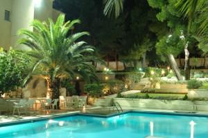 Ξενοδοχείο Μυρτώ: Ο κήπος και η πισίνα