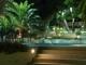Ξενοδοχείο Μυρτώ: Ο κήπος και η πισίνα τη νύχτα