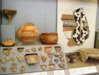 Εθνικό Αρχαιολογικό Μουσείο: Εικονιστική κεραμική από την Ακρόπολη των Μυκηνών (Γενική φωτογραφία της Προθήκης)
