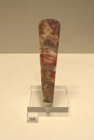 5989. Κεφάλι ακρόλιθου ειδωλίου, από μάρμαρο ή λευκό τιτανόλιθο, ζωγραφιστό με κόκκινο χρώμα. Από το Διμήνι Μαγνησίας. Νεότερη Νεολιθική II (4800-4500 π.Χ.).