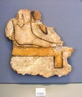 11635. Ένα από τα δύο θραύσματα της προηγούμενης φωτογραφίας. Απεικονίζεται καθιστή θεά με το ένα της πόδι πάνω σε υποπόδιο. 
