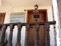 Delinaneio Folklore Museum: The sign next to the entrance door