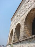 Μεταβυζαντινός Ναός του Αγίου Γεωργίου: Η ίδια πλευρά με τις τρεις πρώτες αψίδες μετρώντας από την γωνία της δυτικής πρόσοψης