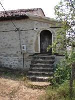 Βυζαντινός Ναός του Αγίου Γεωργίου: Πλευρική είσοδος στο δυτικό άκρο της βόρειας πλευράς