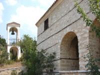 Μεταβυζαντινός Ναός του Αγίου Γεωργίου: Το καμπαναριό φωτογραφημένο από την είσοδο της εκκλησίας