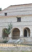 Μεταβυζαντινός Ναός του Αγίου Γεωργίου: Η κεντρική είσοδος της εκκλησίας, με την κάπως μεγαλύτερη αψίδα