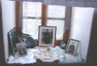 Delinaneio Folklore Museum: Old Photos of Kastorian women and clothes donated to the museum