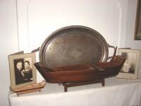 Delinaneio Folklore Museum: Old photos, a silver tray and a model of the traditional Kastorian flat-bottom 'Karavi', boat for fishing or transportation of people and goods