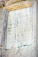 Το Μνημείο του Φιλοπάππου: Η μαρμάρινη επιγραφή στο εμπρόσθιο άνω τμήμα του μνημείου