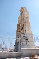 Το Μνημείο του Φιλοπάππου: Η βόρεια πλευρά του μνημείου, μέσα στο προστατευτικό κιγκλίδωμα