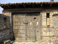 Αρχοντικό Δόλγκηρα: Η παραδοσιακή πύλη του διπλανού σπιτιού, κλειστή με λουκέτο