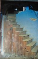 Αρχοντικό του Δόλγκηρα: Η σκάλα από την εμπατή προς το ανώι πριν από την συντήρησή της