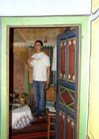 Αρχοντικό του Δόλγκηρα: Ο ξεναγός μας, κύριος Νεκτάριος Τσιώνης, στο εσωτερικό της κουζίνας.