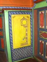 Αρχοντικό του Δόλγκηρα: Η ίδια πόρτα με το διακοσμημένο κομμάτι του τοίχου δίπλα της