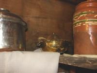 Αρχοντικό του Δόλγκηρα: Παραδοσιακά σκεύη σε ράφι της κουζίνας