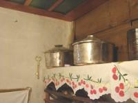Αρχοντικό του Δόλγκηρα: Παραδοσιακά σκεύη σε ράφι της κουζίνας
