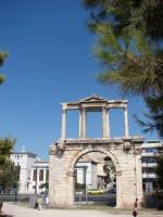 Η Πύλη του Αδριανού: Νοτιoανατολική όψη (Προς την είσοδο Αρχαιολογικού χώρου Ολυμπιείου και Παναθηναϊκό Στάδιο)