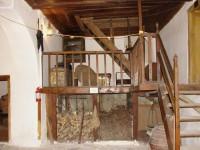 Λαογραφικό Μουσείο Καστοριάς: Αποθηκευτικός χώρος με πατάρι