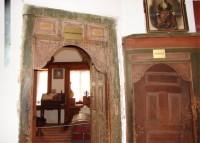 Λαογραφικό Μουσείο Καστοριάς: Είσοδος στον Ηλιακό δεξιά και το Καλό Καθημερινό αριστερά
