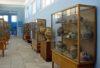 Αρχαιολογικό Μουσείο Δήλου: Προθήκες με εκθέματα κεραμικά