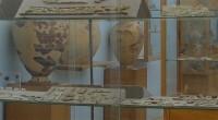 Αρχαιολογικό Μουσείο Δήλου: Προθήκες με εκθέματα κεραμικά και ελεφαντοστέινα