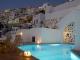 Athina Repose Suites: Pool and view of Fira at night