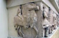Η νότια πλευρά της ζωφόρου του Θησαυρού των Σιφνίων (525 π.Χ.). Ιππική πομπή