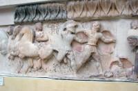 East side of the frieze of the Siphnian treasury (525 BC.). Greeks and Trojans fighting over a dead hero. (Detail)