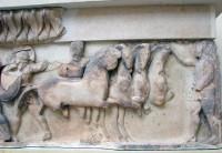 Ανατολική πλευρά της ζωφόρου του Θησαυρού των Σιφνίων (525 π.Χ.) Σκηνή μάχης ανάμεσα σε Έλληνες και Τρώες πάνω από το σώμα ενος νεκρού ήρωα (Λεπτομέρεια)