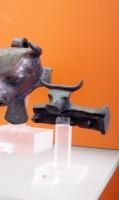 Full-bodied animals or animal-heads of bronze attached to the handles, rims or shoulders of vases. 