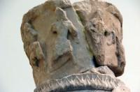 Ο Κάλαθος στο κεφάλι της νότιας καρυάτιδας του θησαυρού των Σιφνίων