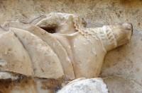 Οι μετόπες του θησαυρού Αθηναίων: Επεισόδιο από την πάλη του Ηρακλή με τον γίγαντα Γηρυόνη (Λεπτομέρεια)