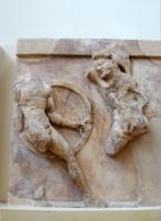Οι μετόπες του θησαυρού Αθηναίων: Ο Ηρακλής και ο Κύκνος 