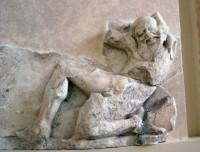 Οι μετόπες του θησαυρού Αθηναίων: Ο Θησέας και ο κακοποιός Σκίρων