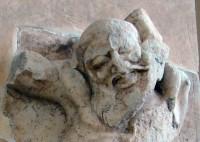 Οι μετόπες του θησαυρού Αθηναίων: Ο Θησέας και ο κακοποιός Σκίρων (Λεπτομέρεια)