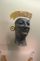 1. Κεφάλι χρυσελεφάντινου γυναικείου αγάλματος με χρυσό διάδημα, πιθανόν της θεάς Άρτεμης.