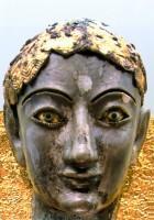 Το κεφάλι του χρυσελεφάντινου αγάλματος που πιθανόν παρίστανε τον Απόλλωνα