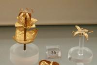 Χρυσελεφάντινα αγάλματα: 35. Χρυσά άνθη κατασκευασμένα από ελάσματα. Πιθανώς διακοσμούσαν κιβωτίδια ή έπιπλα. 6ος αι. π.Χ.