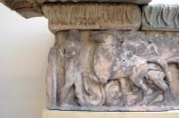 Αρχή της Δυτικής Ζωφόρου του θησαυρού των Σιφνίων: Ο Ερμής μπροστά από τα φτερωτά άλογα του τεθρίππου της Αθηνάς.