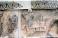 Δυτική Ζωφόρος του θησαυρού των Σιφνίων: Γυναικεία μορφή που κατεβαίνει με μια επιτηδευμένη χάρη από τον δίφρο του άρματος