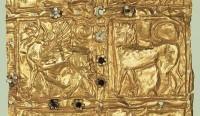 (Δ2) Τμήματα από χρυσελεφάντινο άγαλμα ανδρικής μορφής, πιθανόν του Απόλλωνα: Χρυσές ταινίες 