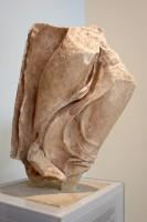 Το Ιερό της Αθηνάς Προναίας, η Θόλος: Κάτω μέρος κορμού γυναικείας μορφής από ακρωτήριο της Θόλου
