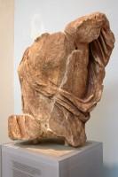 Το Ιερό της Αθηνάς Προναίας, η Θόλος: Άνω κορμός γυναικείας μορφής από ακρωτήριο της Θόλου