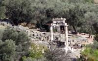 Το ιερό της Αθηνάς Προναίας, με την ημιαποκατεστημένη Θόλο