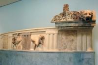 Το Ιερό της Αθηνάς Προναίας, η Θόλος: Η μαρμάρινη διακόσμηση του θριγκού του δωρικού περιστυλίου της Θόλου