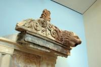 Το Ιερό της Αθηνάς Προναίας, η Θόλος: Η μαρμάρινη διακόσμηση του θριγκού του δωρικού περιστυλίου της Θόλου