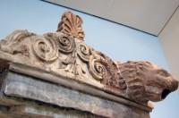 Το Ιερό της Αθηνάς Προναίας, η Θόλος: Η μαρμάρινη διακόσμηση του θριγκού του δωρικού περιστυλίου της Θόλου 