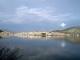 Η Καστοριά όπως φαίνεται από την απέναντι πλευρά της λίμνης, κοντά στο Δισπηλιό